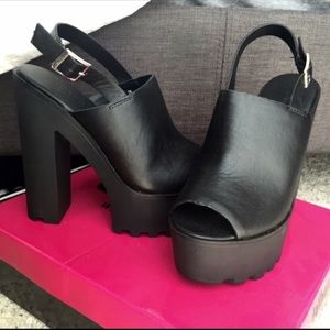 “Sold on offer ⬆️” Black Chunky Heels
